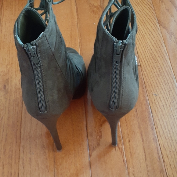 🥳🥳SOLD🥳🥳Olive ankle bootie - Picture 3 of 4